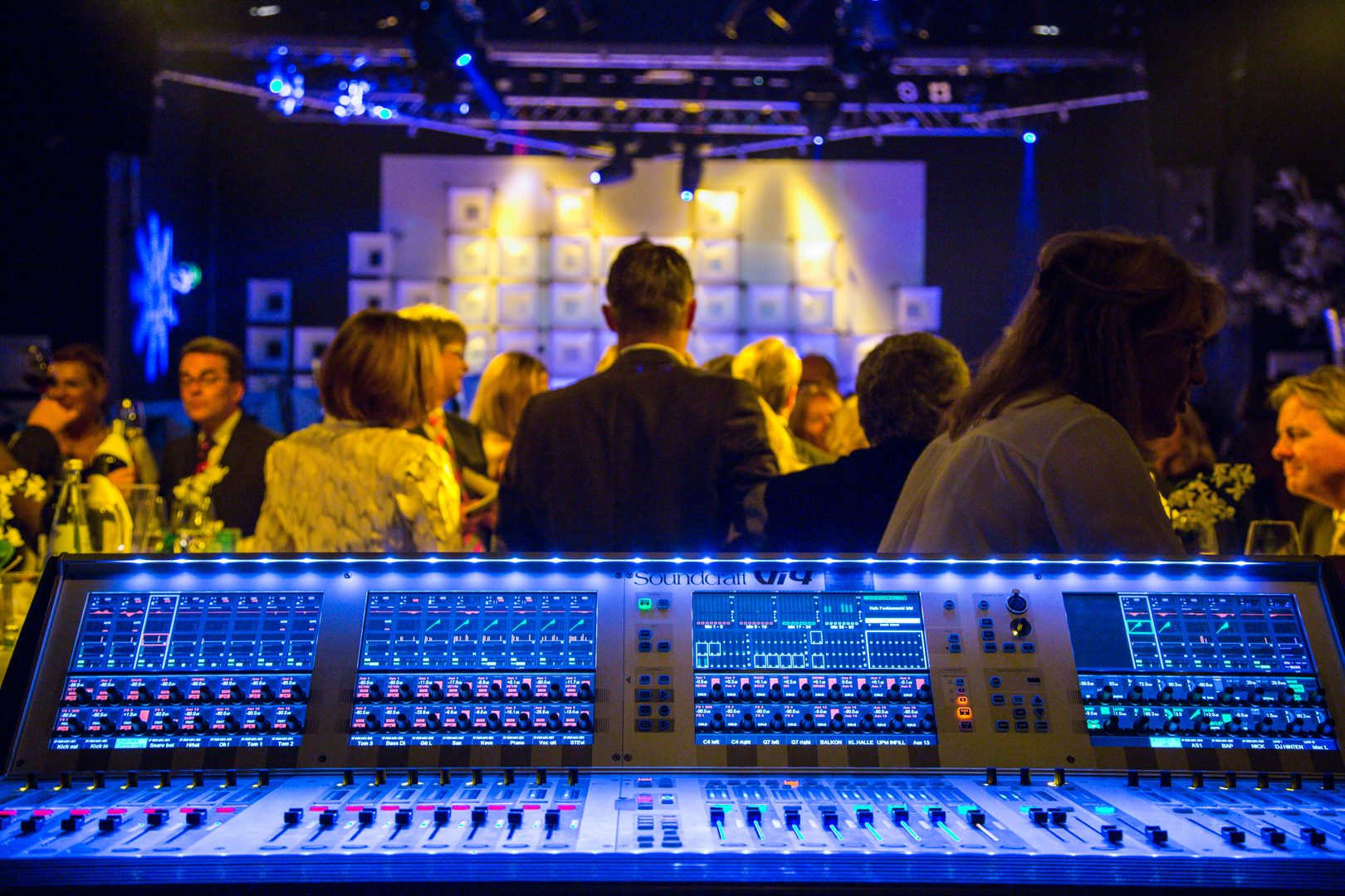 Blick vom Front of House auf die gro&szlig;e Live-B&uuml;hne