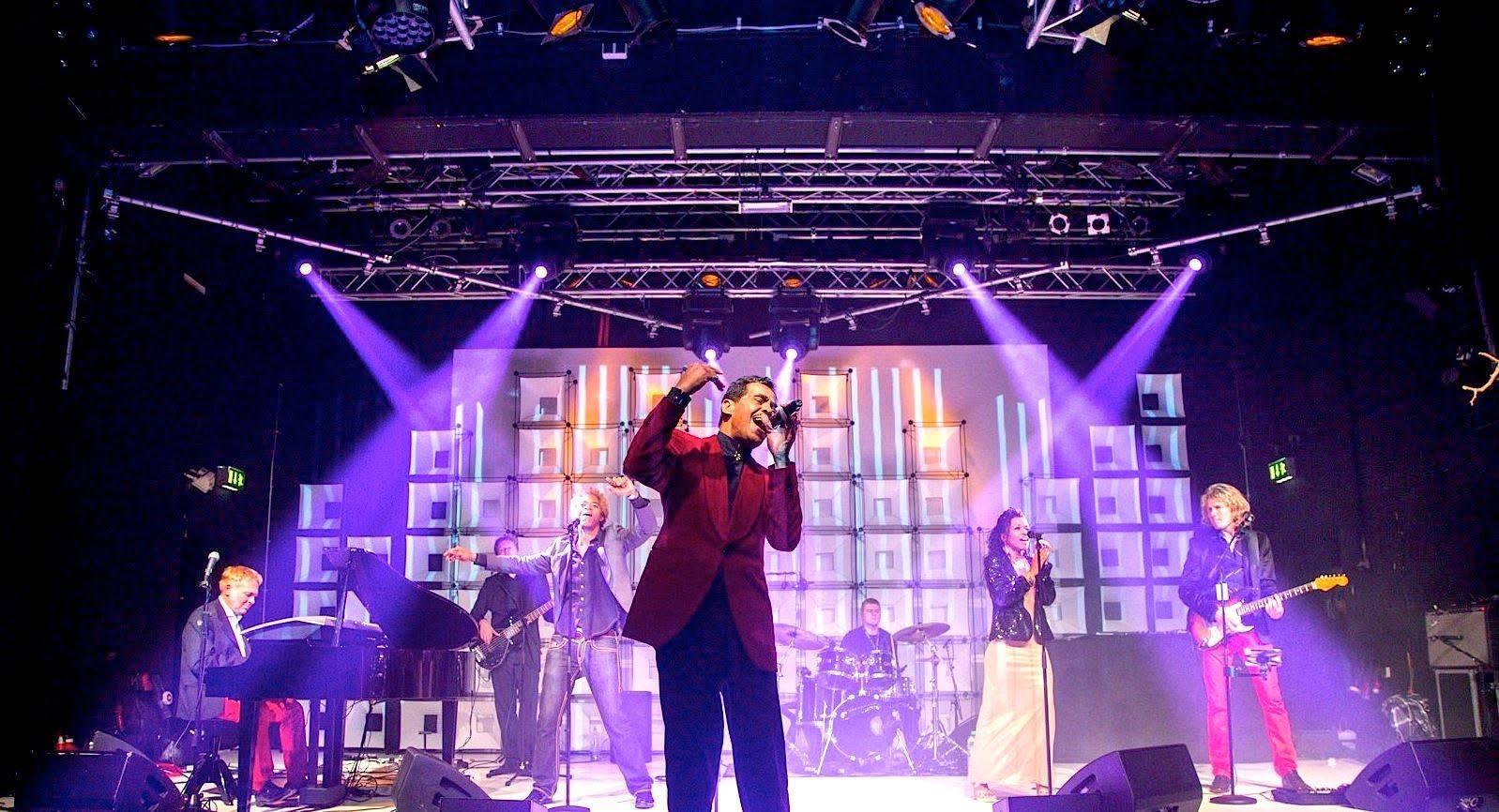 Gro&szlig;e Live-Band mit S&auml;ngern und Instrumentalisten auf einer Showb&uuml;hne