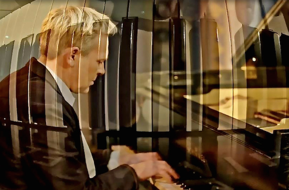 Pianist am Fl&uuml;gel in einer atmosph&auml;rischen Spiegelung