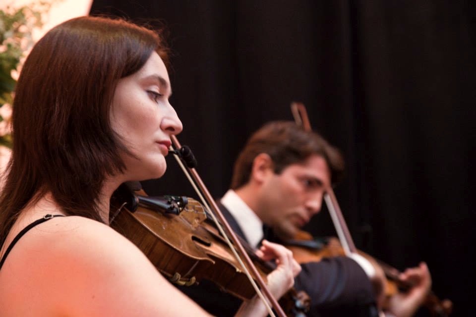 Streicher-Duo bei einem klassischen Live-Auftritt
